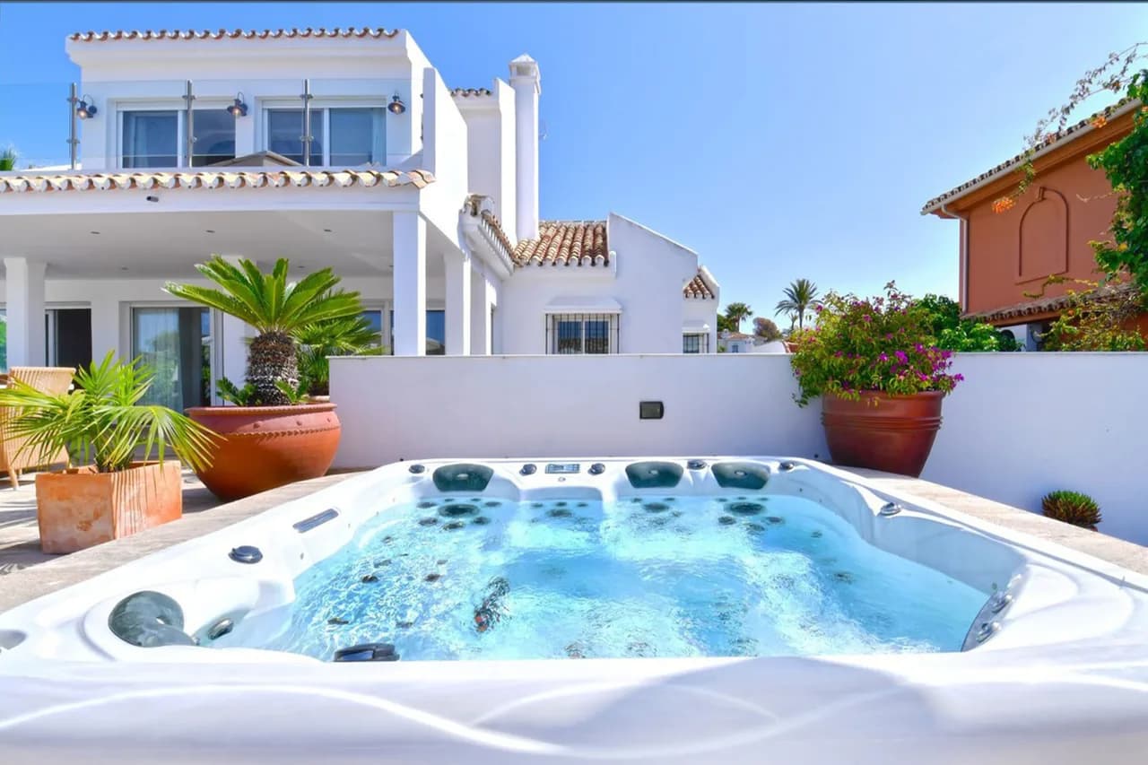 Beautiful Beachside Villa with Panoramic Views of Ocean photo 5