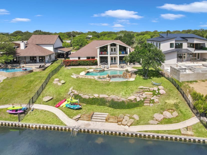 Lakeside Four Bedroom Retreat in Austin