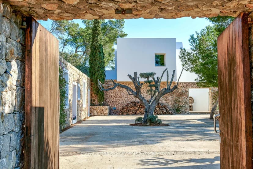 BEAUTIFUL VILLA IN A PRIVILEGED POSITION, SITTING RIGHT ABOVE THE SEA BY THE BEAUTIFUL COVE OF CALA