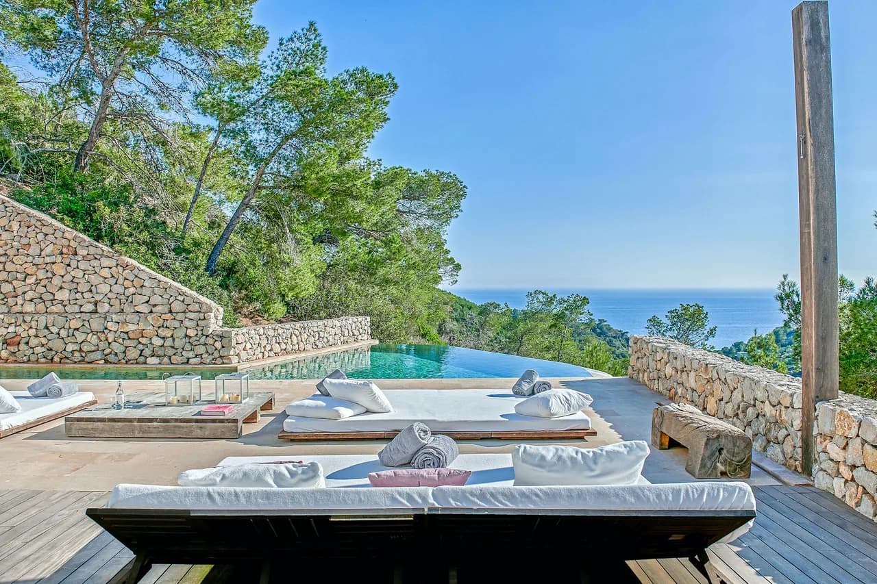 BEAUTIFUL VILLA IN A PRIVILEGED POSITION, SITTING RIGHT ABOVE THE SEA BY THE BEAUTIFUL COVE OF CALA photo 2