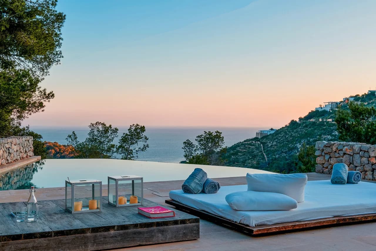 BEAUTIFUL VILLA IN A PRIVILEGED POSITION, SITTING RIGHT ABOVE THE SEA BY THE BEAUTIFUL COVE OF CALA photo 3