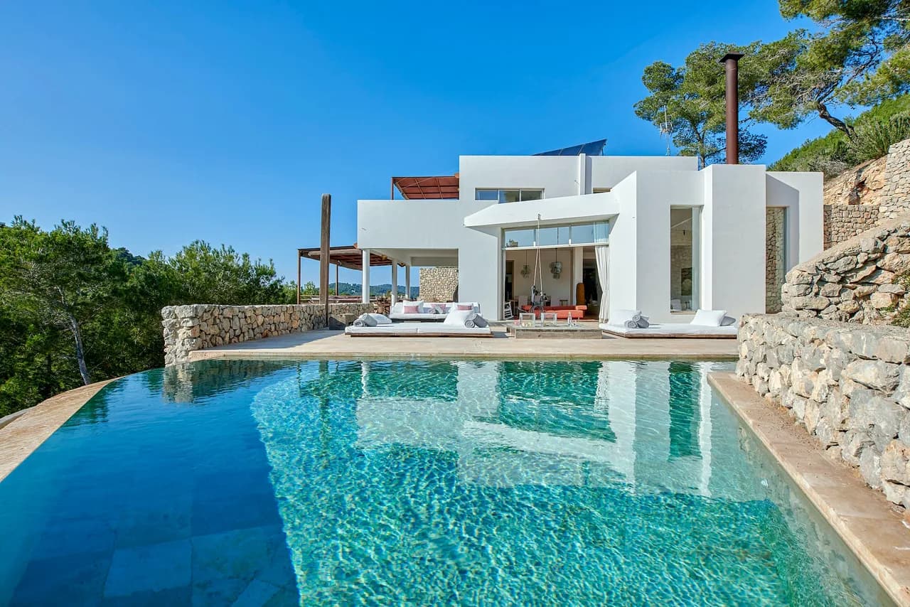 BEAUTIFUL VILLA IN A PRIVILEGED POSITION, SITTING RIGHT ABOVE THE SEA BY THE BEAUTIFUL COVE OF CALA photo 4