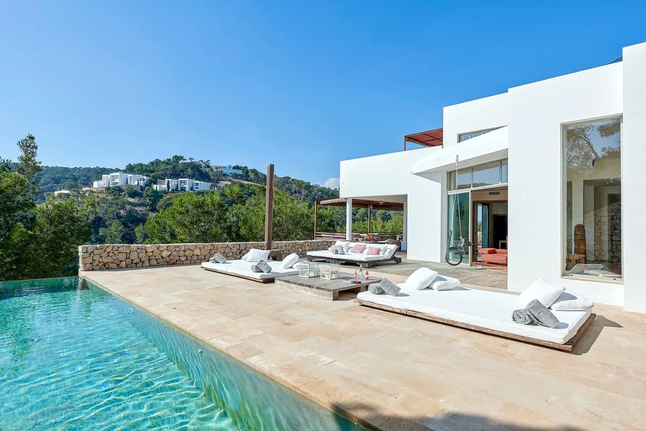BEAUTIFUL VILLA IN A PRIVILEGED POSITION, SITTING RIGHT ABOVE THE SEA BY THE BEAUTIFUL COVE OF CALA photo 5