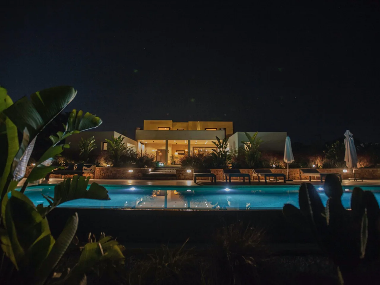 SPACIOUS MODERN VILLA SET IN STUNNING MEDITERRANEAN GARDENS WITH LAVISH BLOOMING LAVENDER