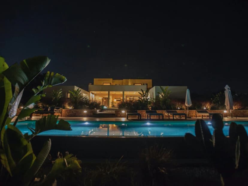SPACIOUS MODERN VILLA SET IN STUNNING MEDITERRANEAN GARDENS WITH LAVISH BLOOMING LAVENDER
