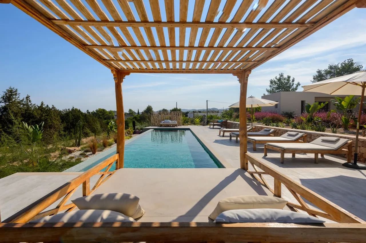 SPACIOUS MODERN VILLA SET IN STUNNING MEDITERRANEAN GARDENS WITH LAVISH BLOOMING LAVENDER photo 2