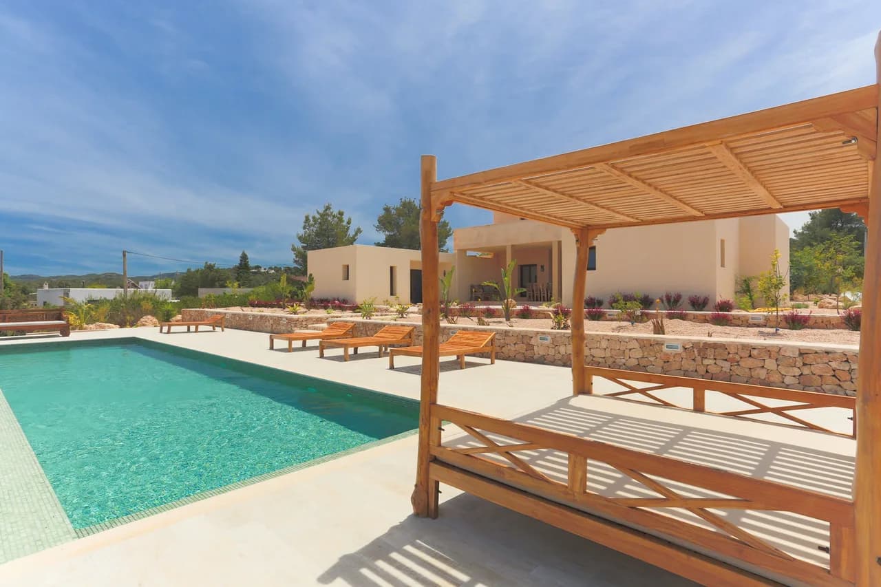 SPACIOUS MODERN VILLA SET IN STUNNING MEDITERRANEAN GARDENS WITH LAVISH BLOOMING LAVENDER photo 3