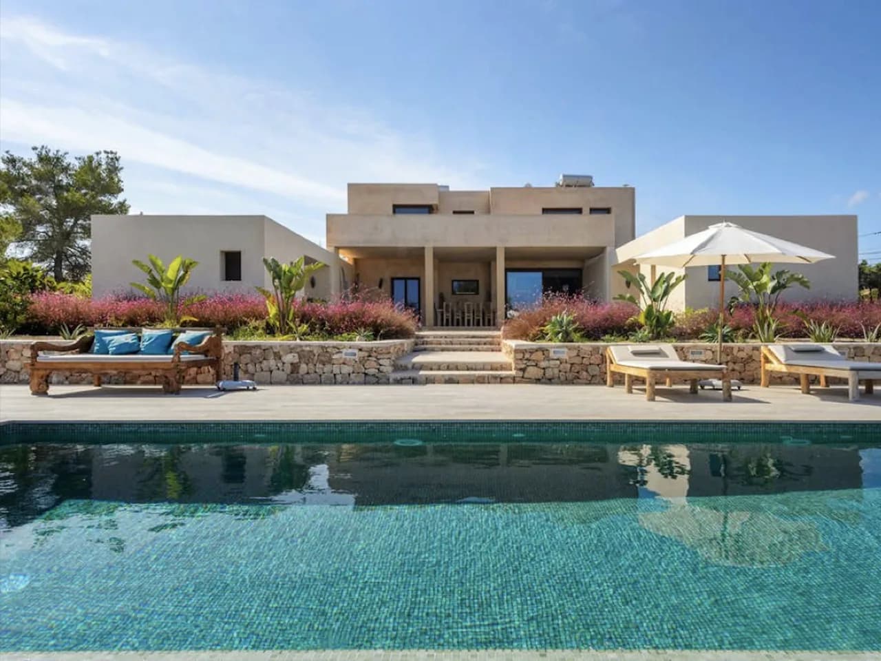SPACIOUS MODERN VILLA SET IN STUNNING MEDITERRANEAN GARDENS WITH LAVISH BLOOMING LAVENDER photo 4
