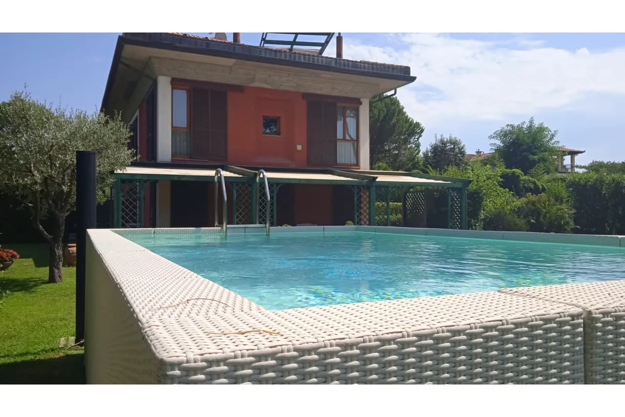 Well-Equipped Modern Villa with Large Garden