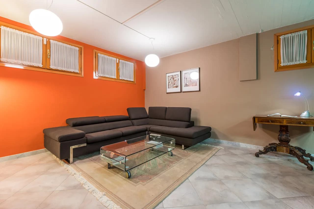 Well-Equipped Modern Villa with Large Garden photo 3