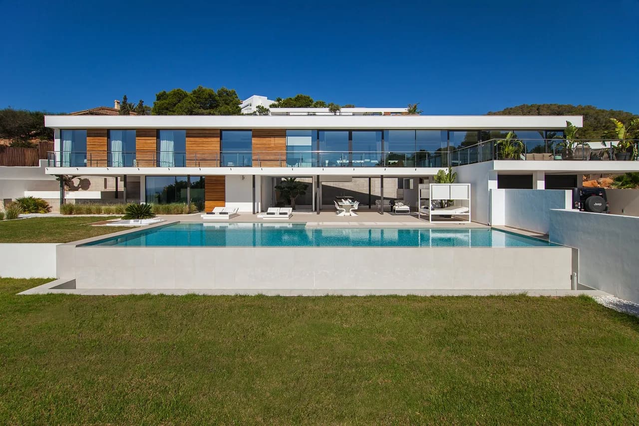 SUPER-SLEEK CONTEMPORARY STYLE ON IBIZA'S GLAMOROUS SOUTH COAST photo 3
