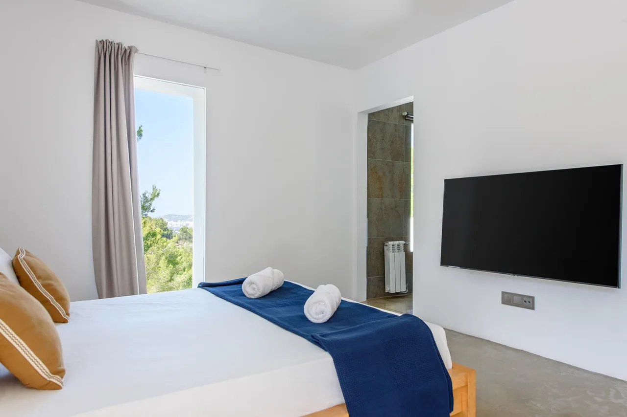 Stunning Modern Holiday Home With Panoramic Sea And Sunset Views photo 3