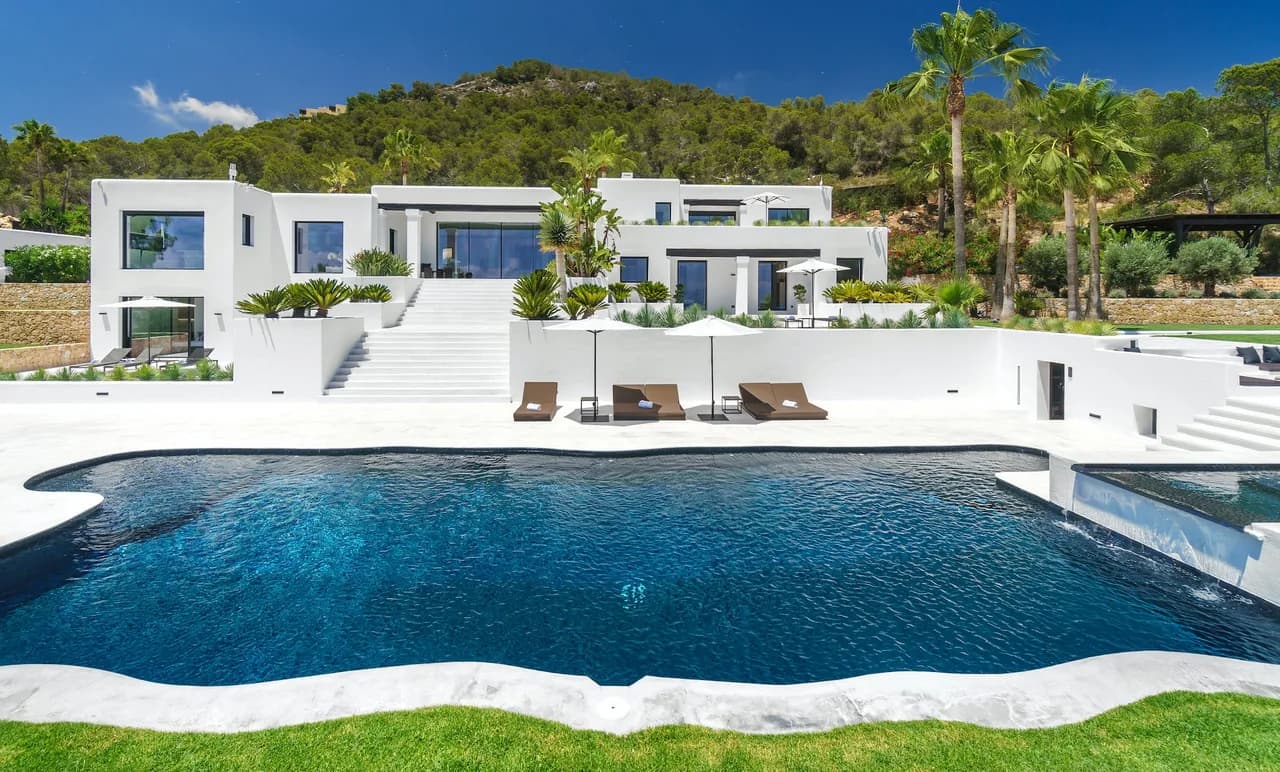 Oh-so-stylish Villa With Private Gardens and Jaw-dropping Sea Views photo 2