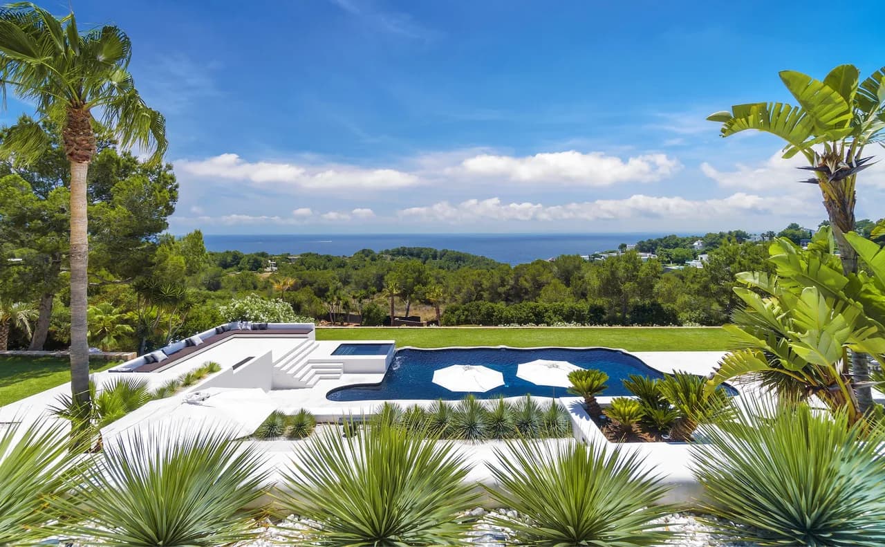Oh-so-stylish Villa With Private Gardens and Jaw-dropping Sea Views photo 3