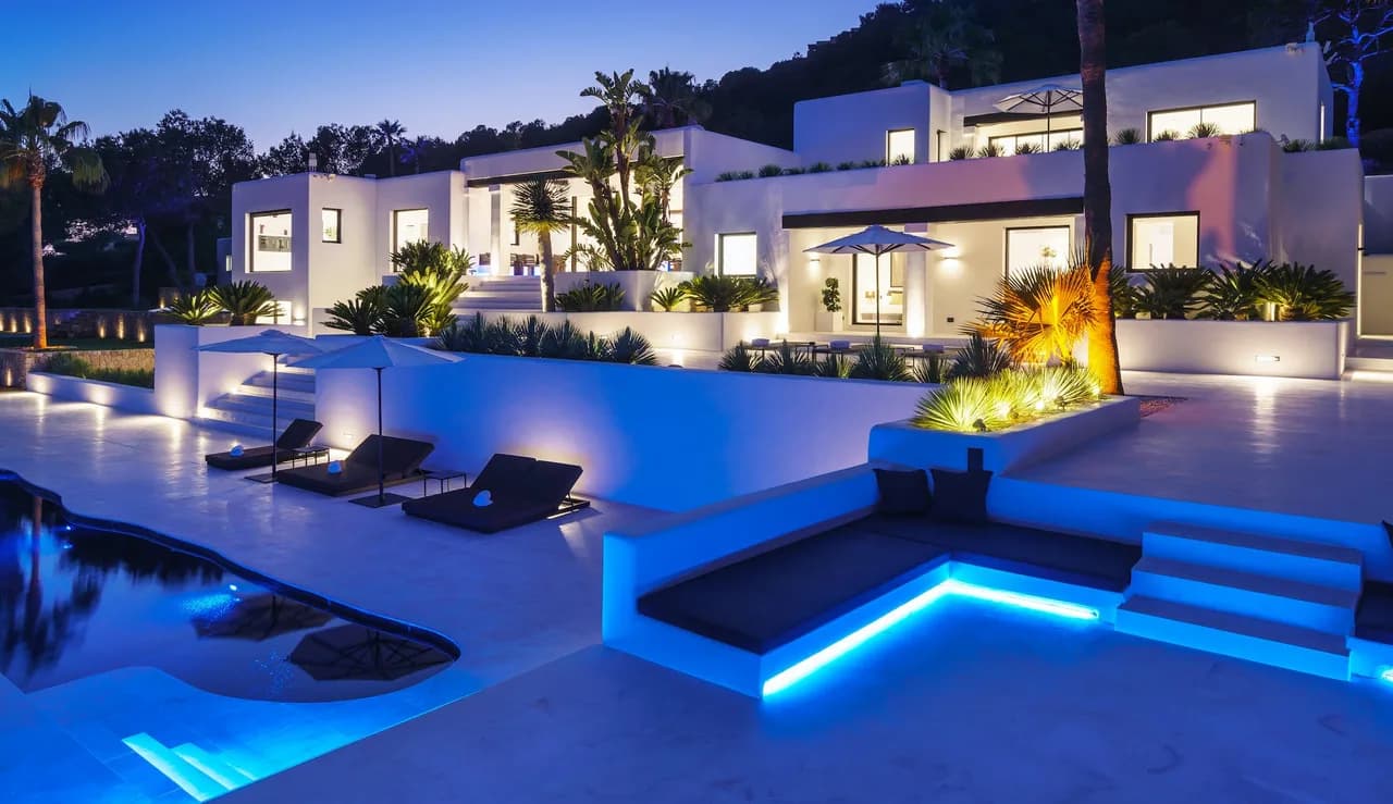 Oh-so-stylish Villa With Private Gardens and Jaw-dropping Sea Views photo 4