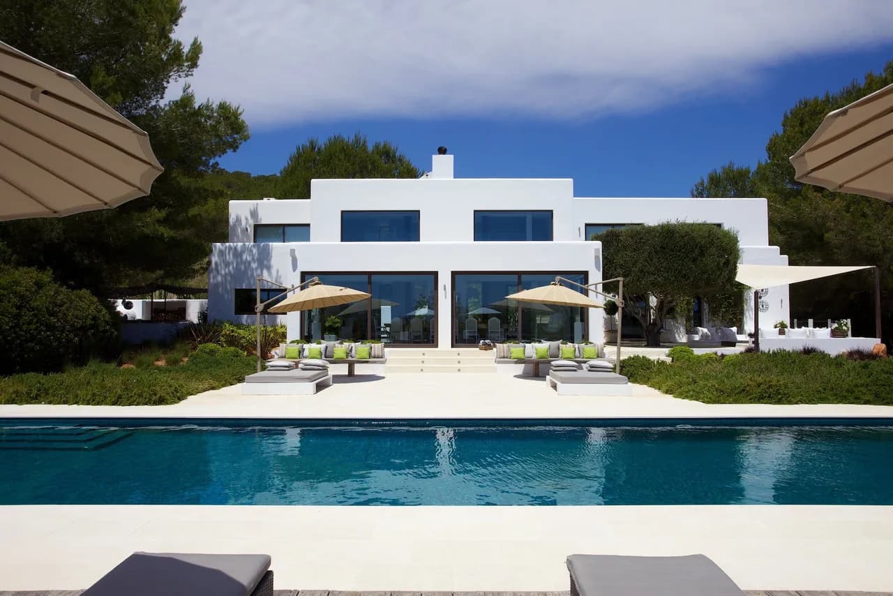 STUNNING COUNTRY-STYLE VILLA WITH MODERN FINISHING OF THE HIGHEST QUALITY