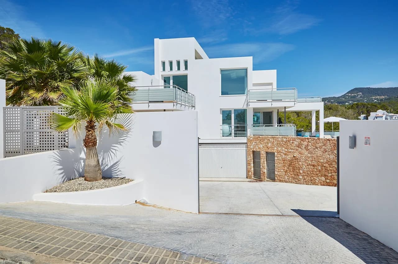 Attractive, Modern Villa Just 150m Away From the Beach at Cala Tarida photo 2