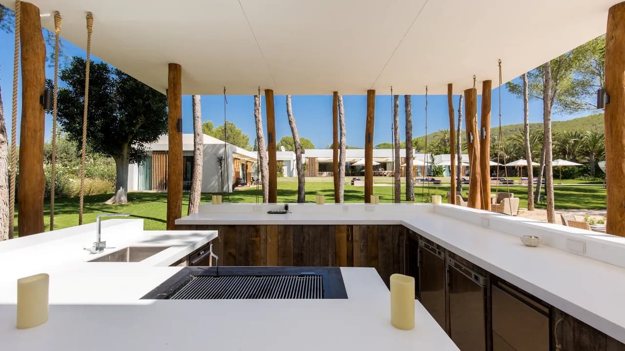 STUNNING MODERN ARCHITECTURE AND EXCEPTIONAL DESIGN photo 5