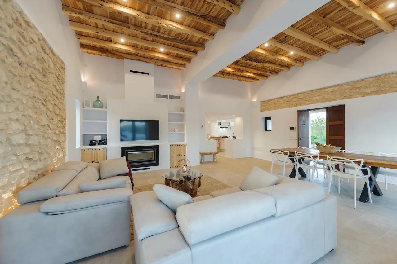 Charming Recently Refurbished 3 Bedroom Property in the San Rafael Area photo 2