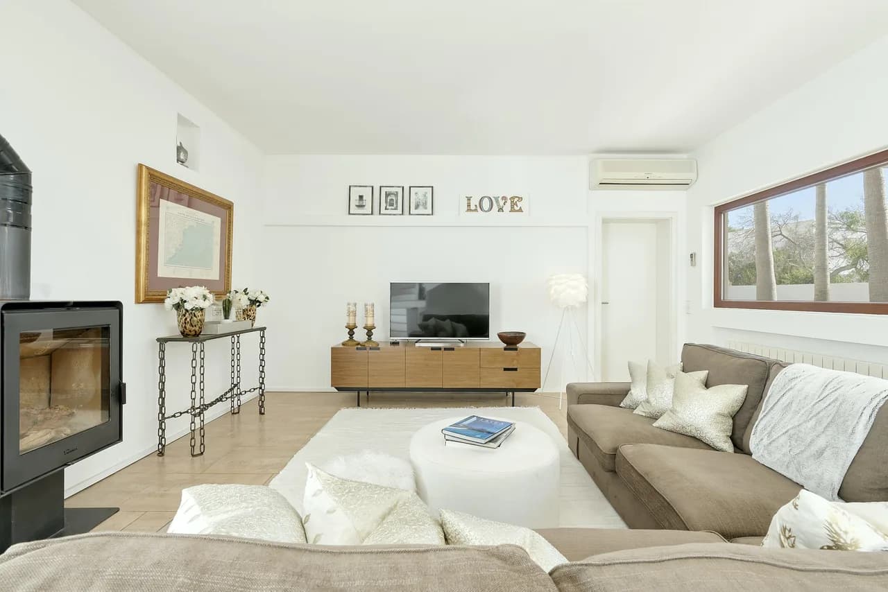 A MODERN VILLA, CONTEMPORARY IN DESIGN AND BEAUTIFULLY FURNISHED THROUGHOUT TO A VERY HIGH STANDARD photo 2