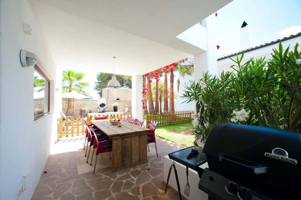 A MODERN VILLA, CONTEMPORARY IN DESIGN AND BEAUTIFULLY FURNISHED THROUGHOUT TO A VERY HIGH STANDARD photo 3