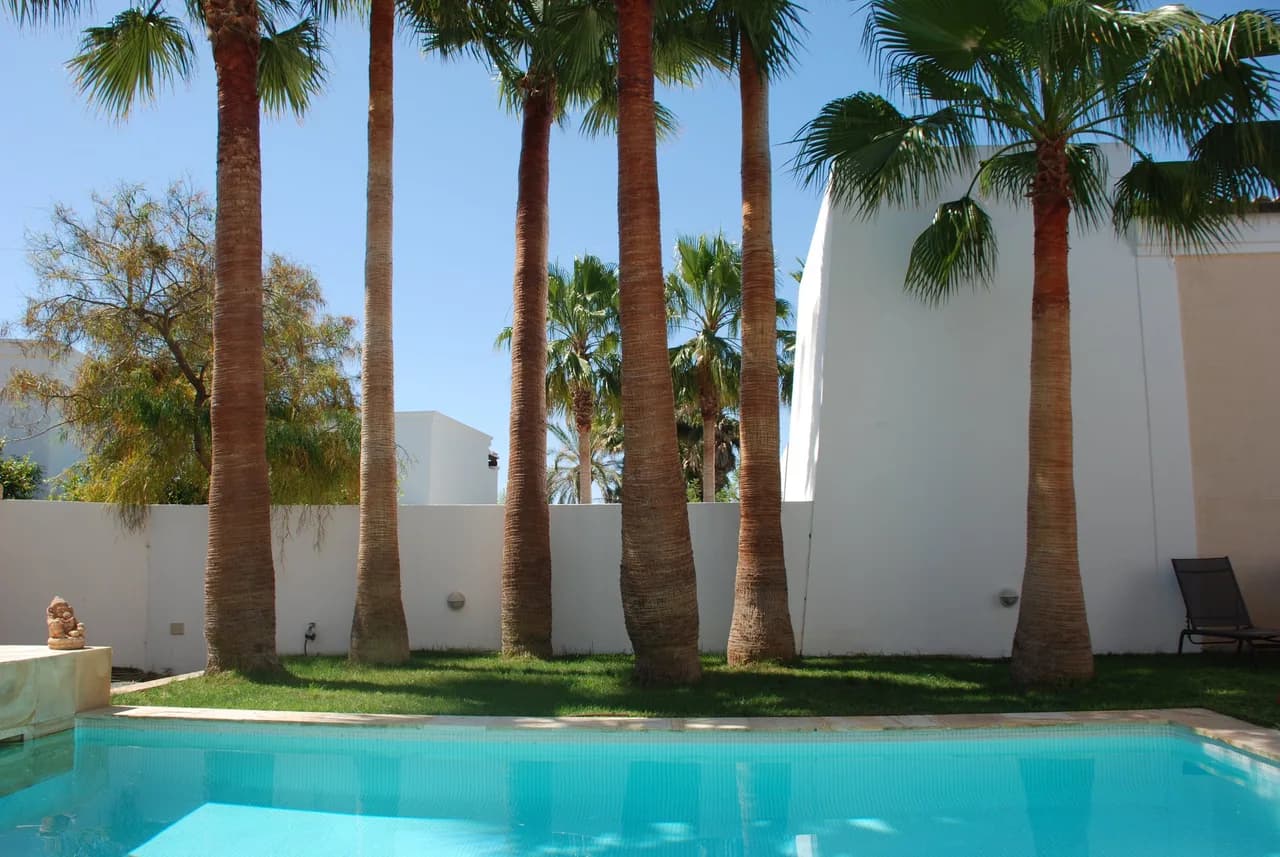 A MODERN VILLA, CONTEMPORARY IN DESIGN AND BEAUTIFULLY FURNISHED THROUGHOUT TO A VERY HIGH STANDARD photo 4