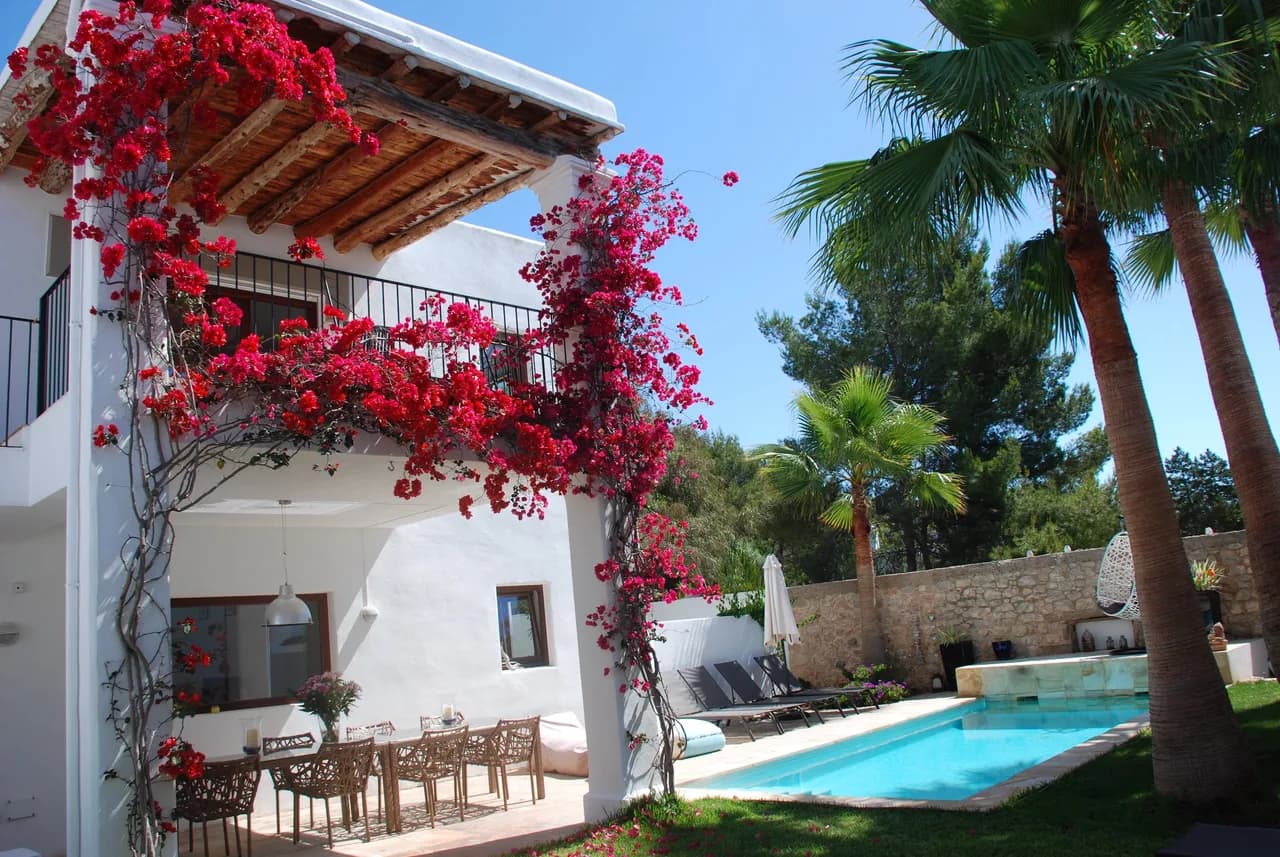 A MODERN VILLA, CONTEMPORARY IN DESIGN AND BEAUTIFULLY FURNISHED THROUGHOUT TO A VERY HIGH STANDARD photo 5