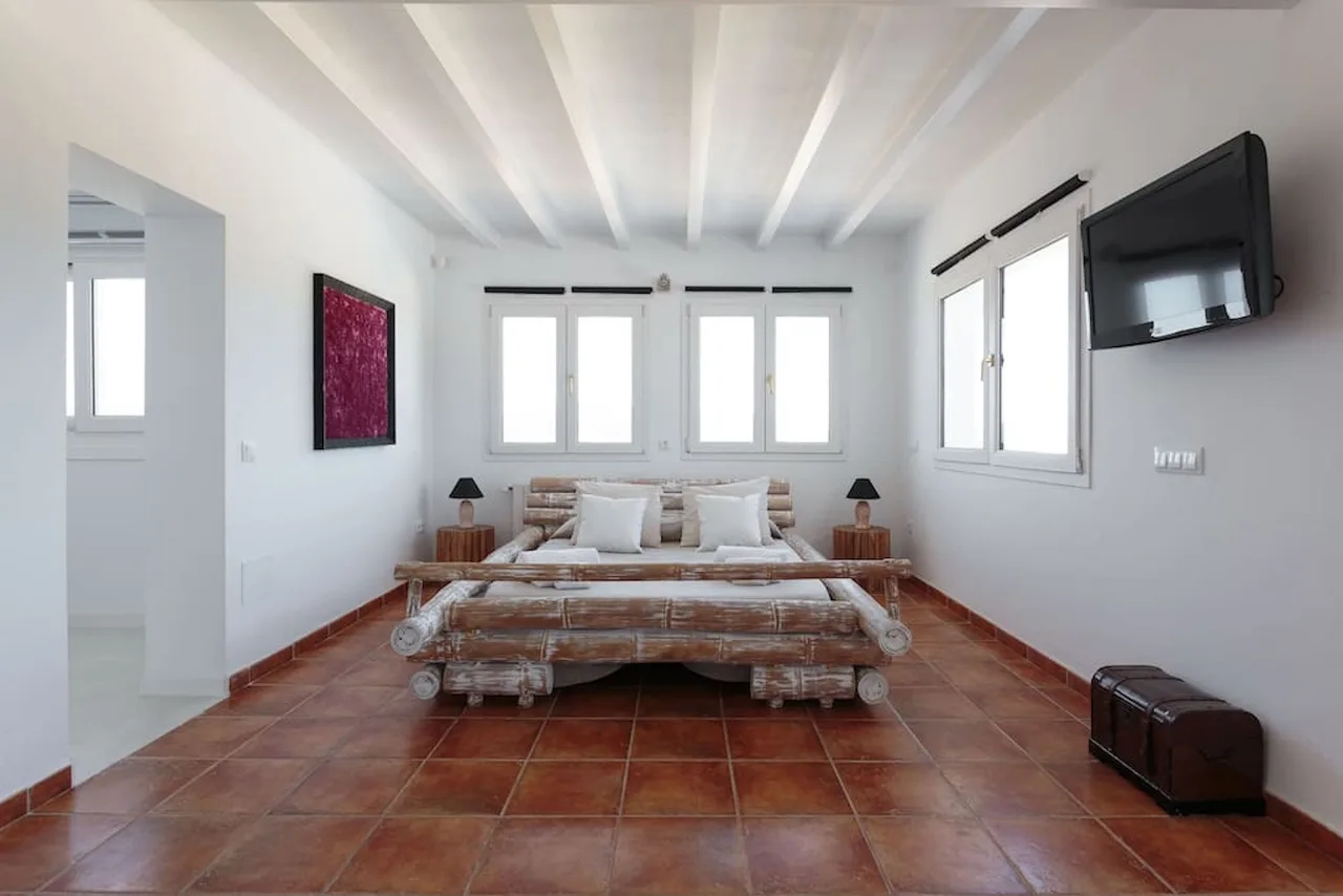 SECLUDED LUXURY VILLA 5 MINUTES FROM THE COSMOPOLITAN SANTA EULALIA photo 4