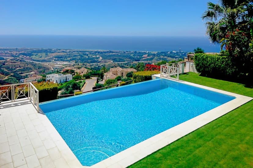 Holiday Villa Overlooking Expansive Beaches of Marbella