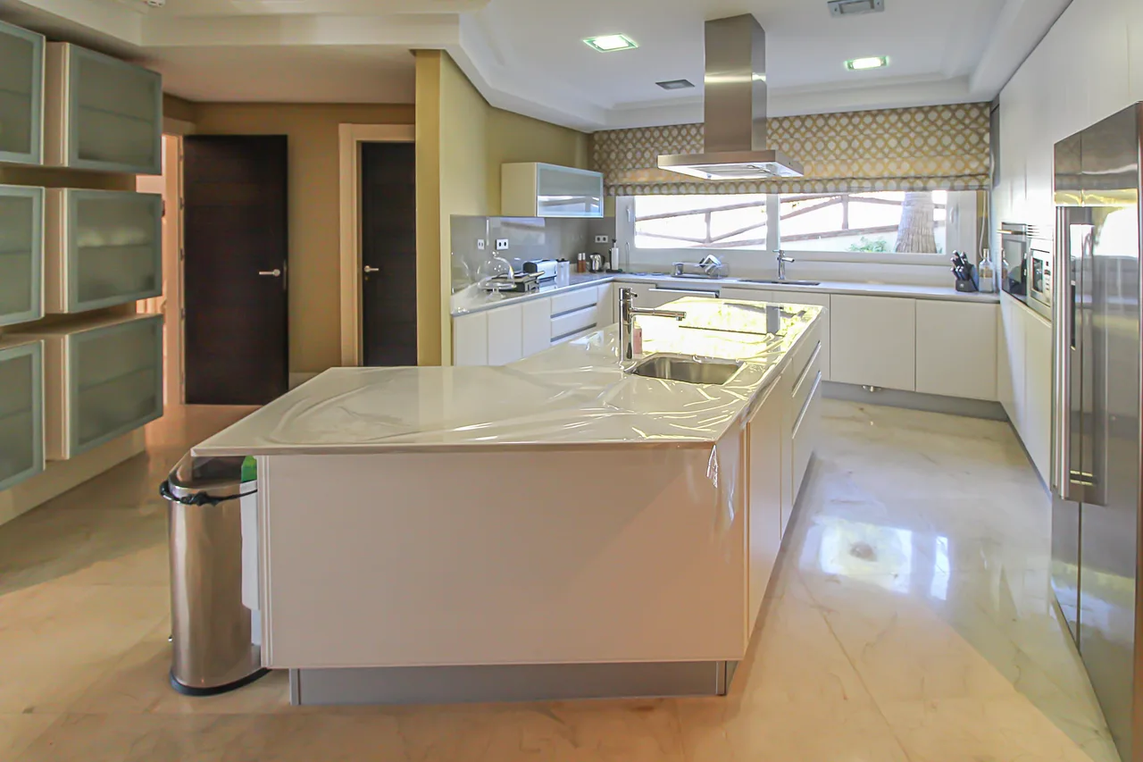 Holiday Villa Overlooking Expansive Beaches of Marbella photo 3