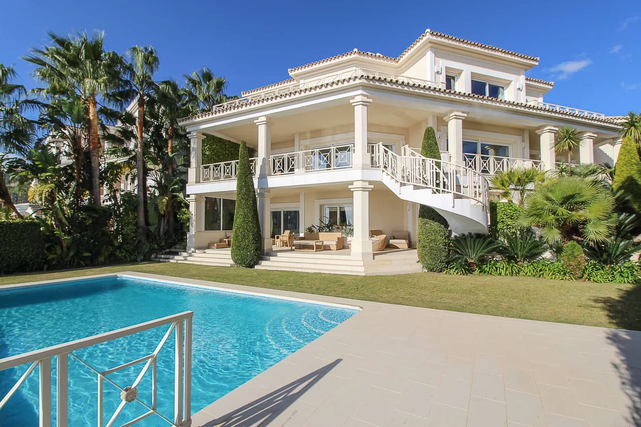 Holiday Villa Overlooking Expansive Beaches of Marbella photo 5