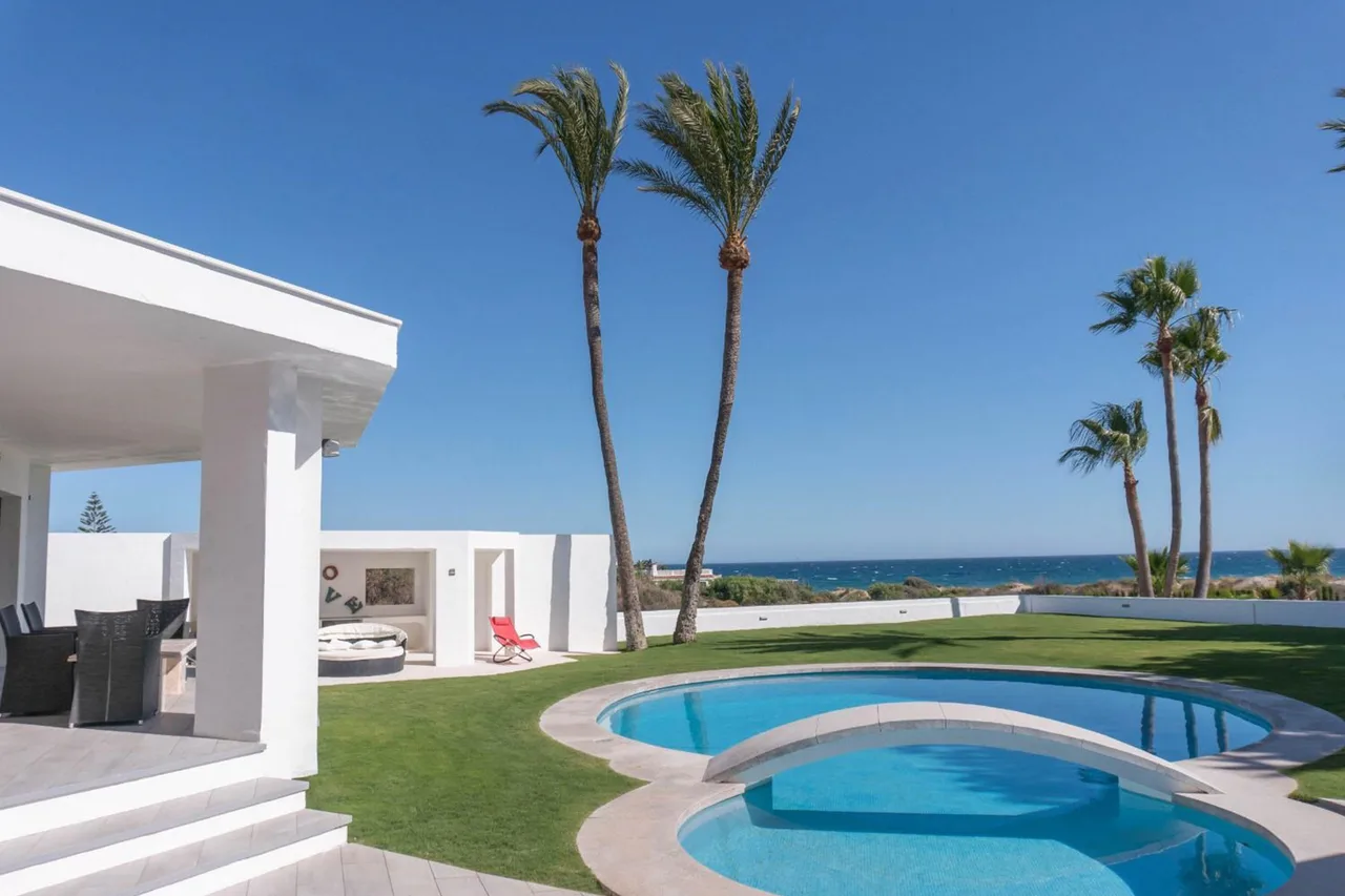 High-end Elegant Villa with Stylish Private Pool