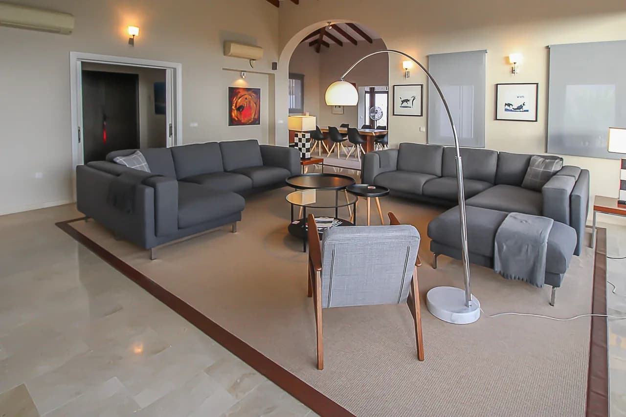 Impressive Holiday Villa with Fine Interiors photo 2