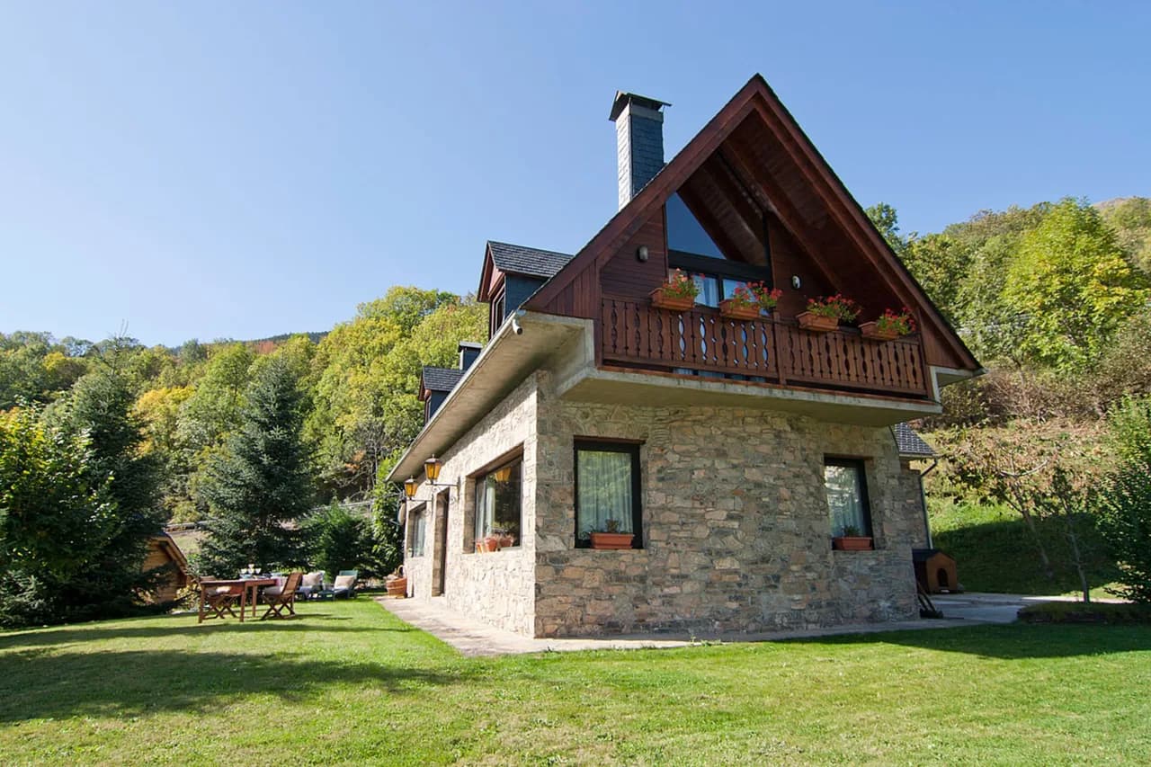 Deluxe Chalet with Large Green Garden