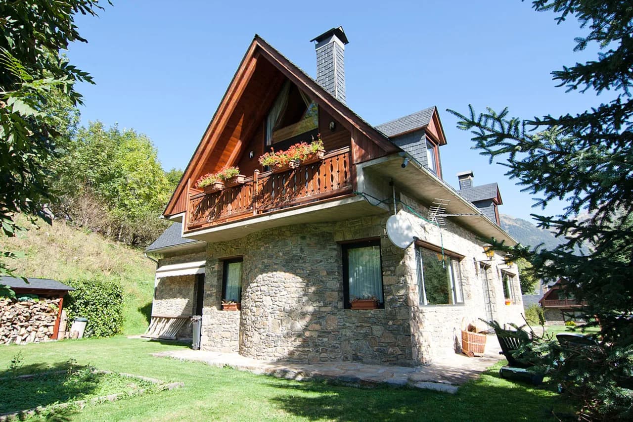 Deluxe Chalet with Large Green Garden photo 5