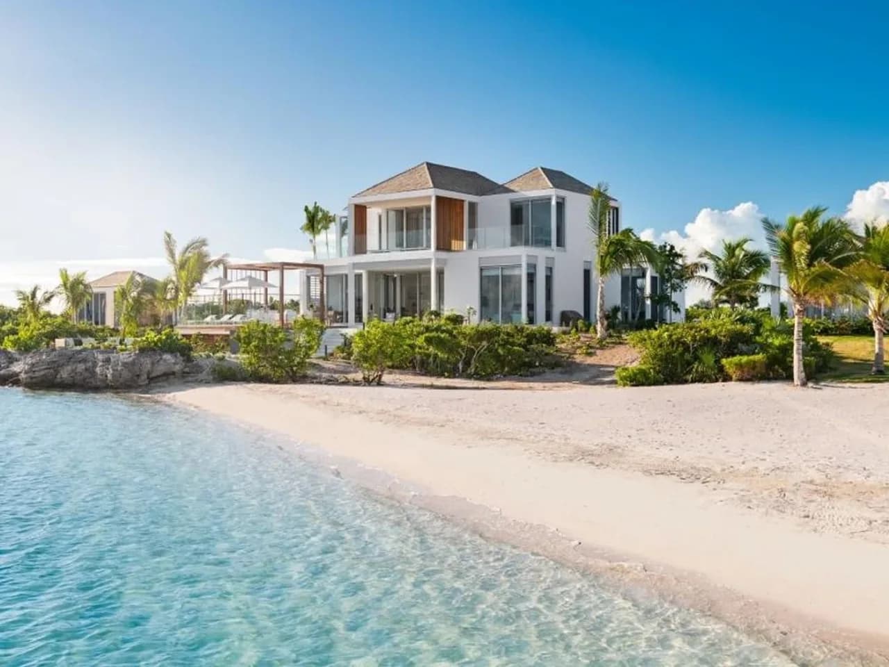 LUXURIOUS BEACHFRONT VILLA WITH HEATED POOL AND TENNIS COURT photo 3