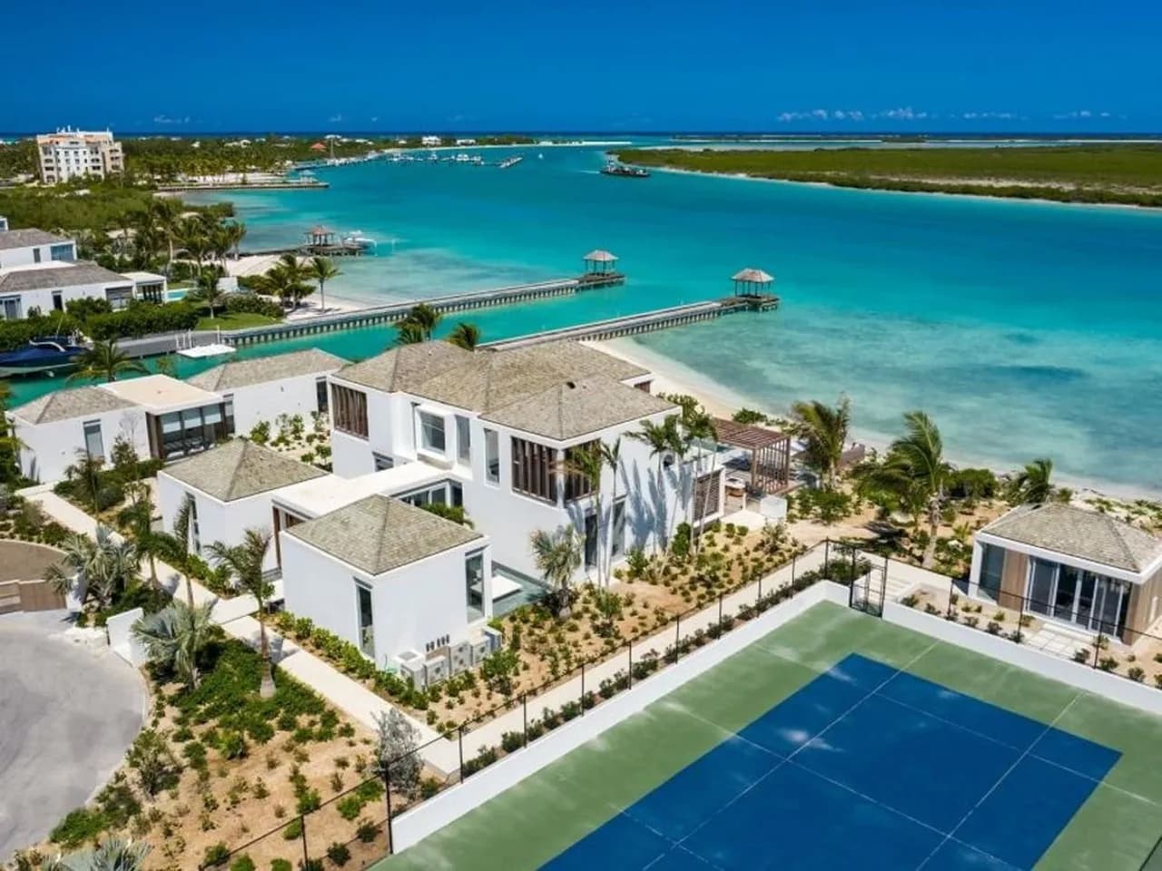 LUXURIOUS BEACHFRONT VILLA WITH HEATED POOL AND TENNIS COURT photo 5