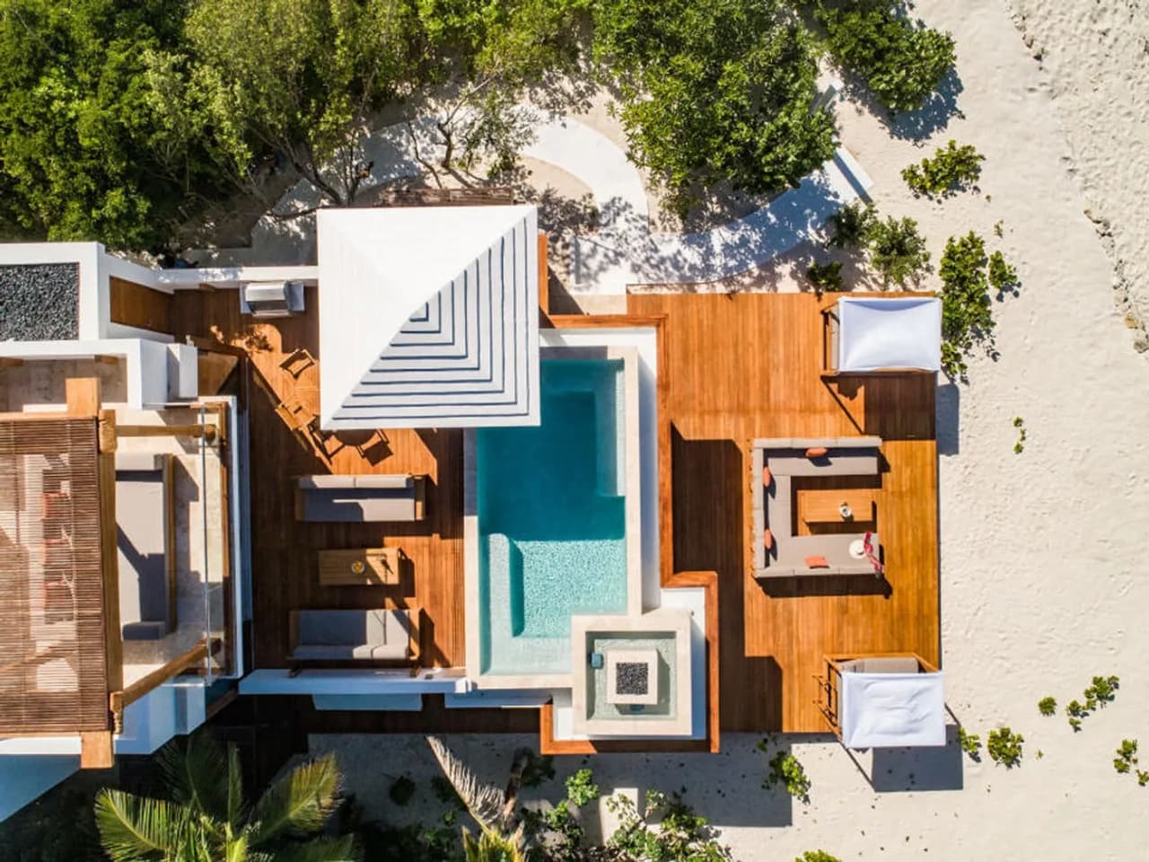 ROMANTIC BEACHFRONT RETREAT WITH GORGEOUS OCEAN VIEWS photo 4