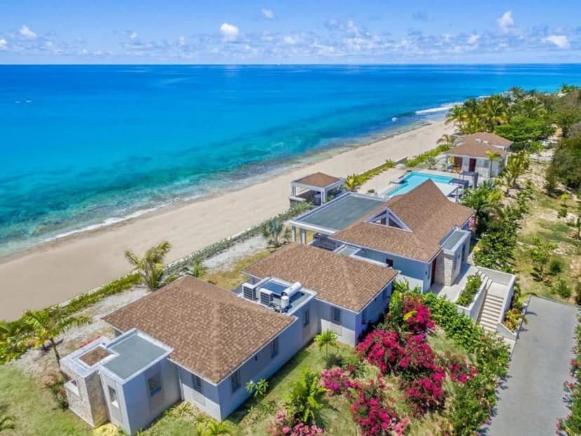 Stylish and Contemporary Villa With Mesmerizing Panoramic View