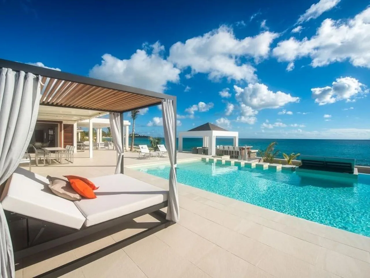 Stylish and Contemporary Villa With Mesmerizing Panoramic View photo 2