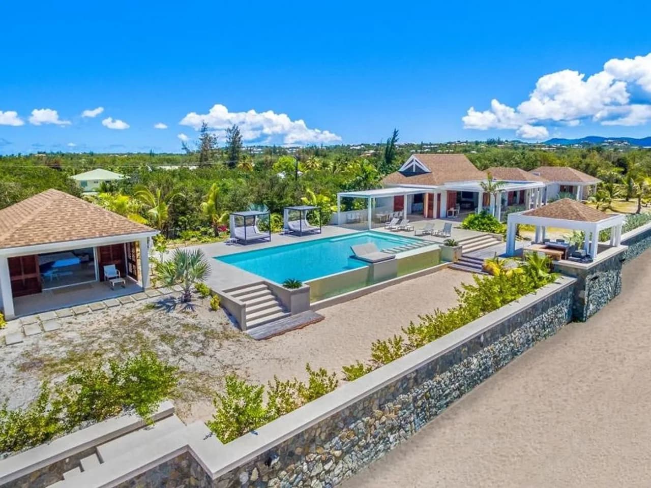 Stylish and Contemporary Villa With Mesmerizing Panoramic View photo 3