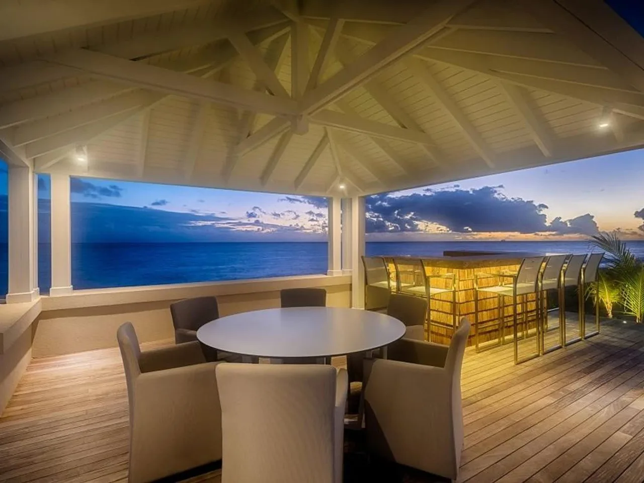 Stylish and Contemporary Villa With Mesmerizing Panoramic View photo 4