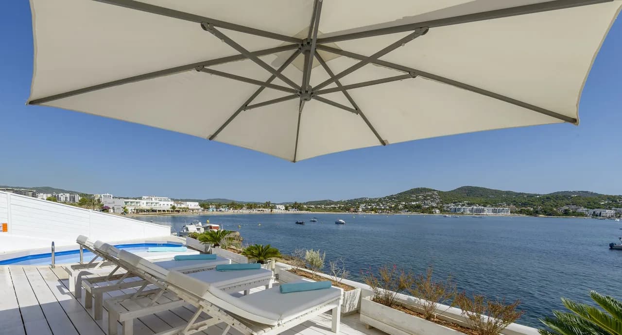 Rare, Frontline Property Overlooking the Beautiful Bay of Talamanca photo 3