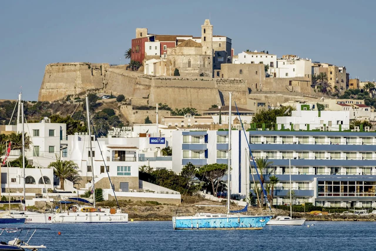 Rare, Frontline Property Overlooking the Beautiful Bay of Talamanca photo 4