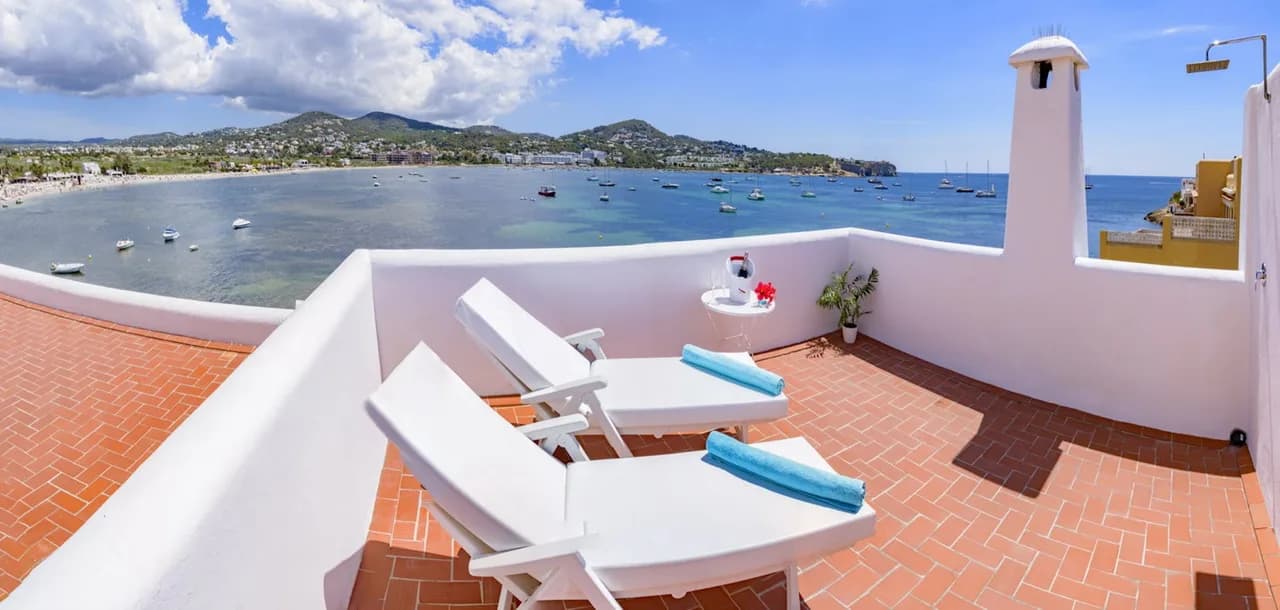 Rare, Frontline Property Overlooking the Beautiful Bay of Talamanca photo 5