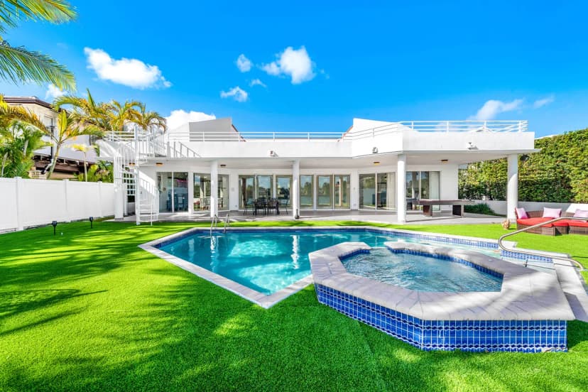Absolute Dream Home with Pool and Excellent Architectural Design