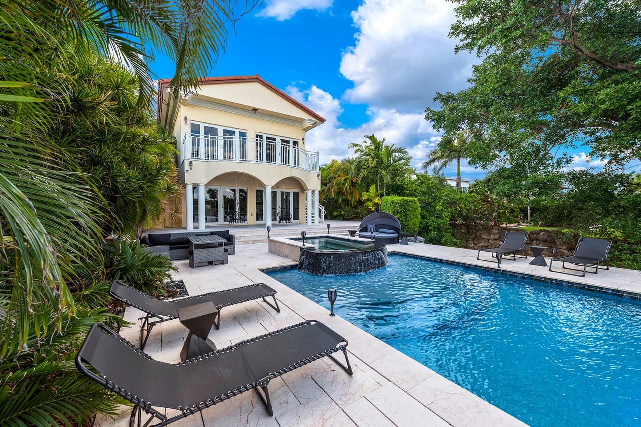 Spacious  Bright Villa with Gorgeous Water Views