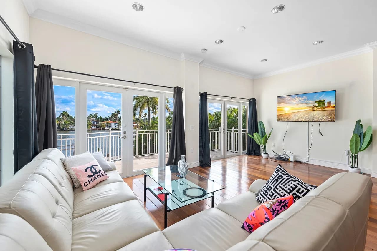 Spacious  Bright Villa with Gorgeous Water Views photo 2