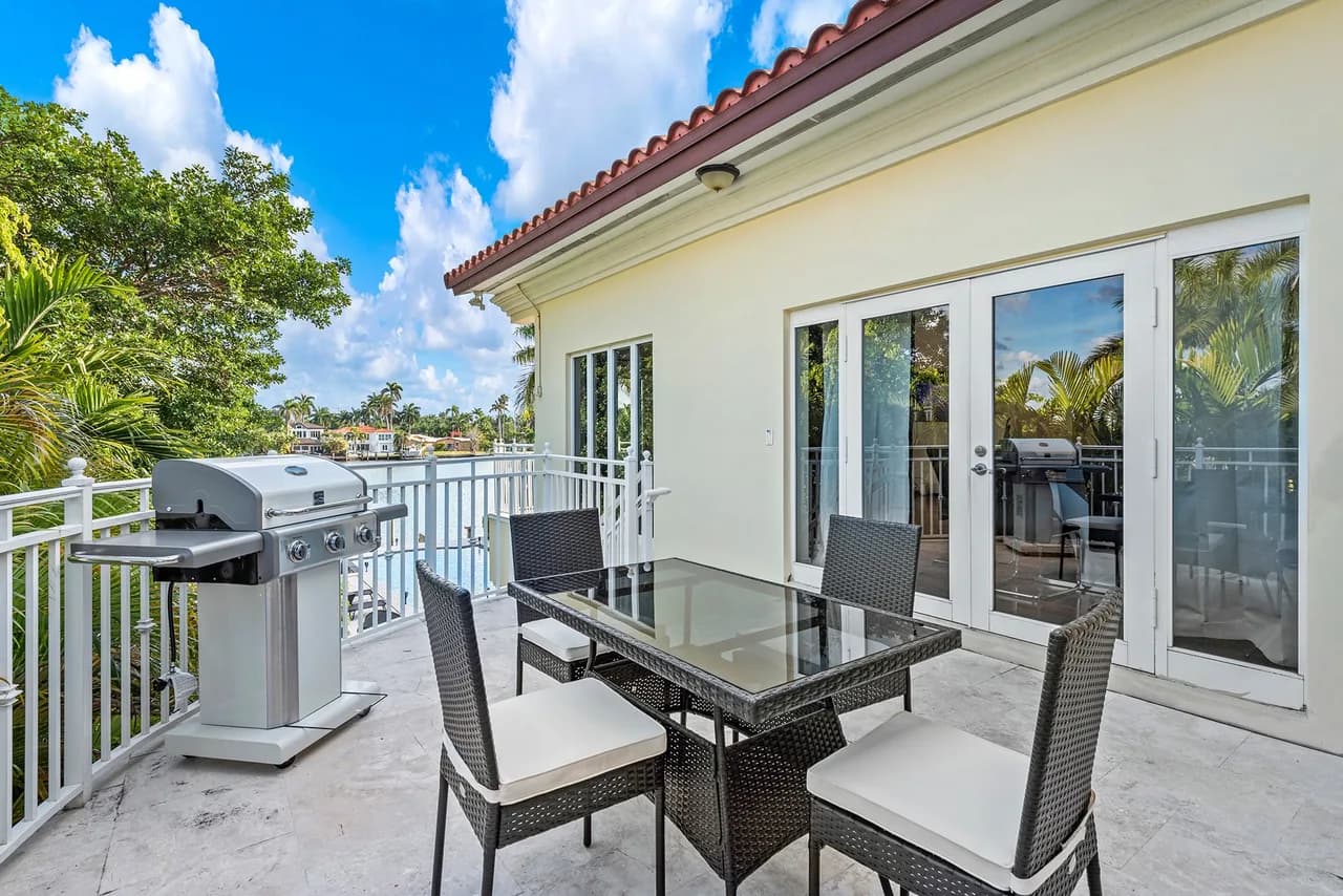 Spacious  Bright Villa with Gorgeous Water Views photo 5