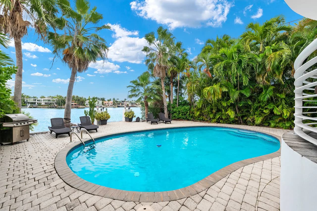 Prestigious Home with Beautiful Outdoor Covered Deck photo 5